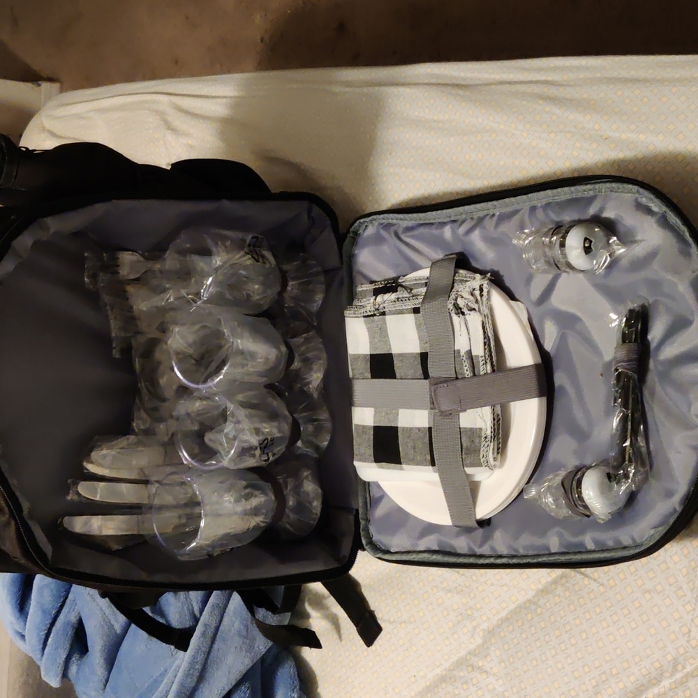 NWOT VINTAGE PICNIC PAC SET AND COOLER